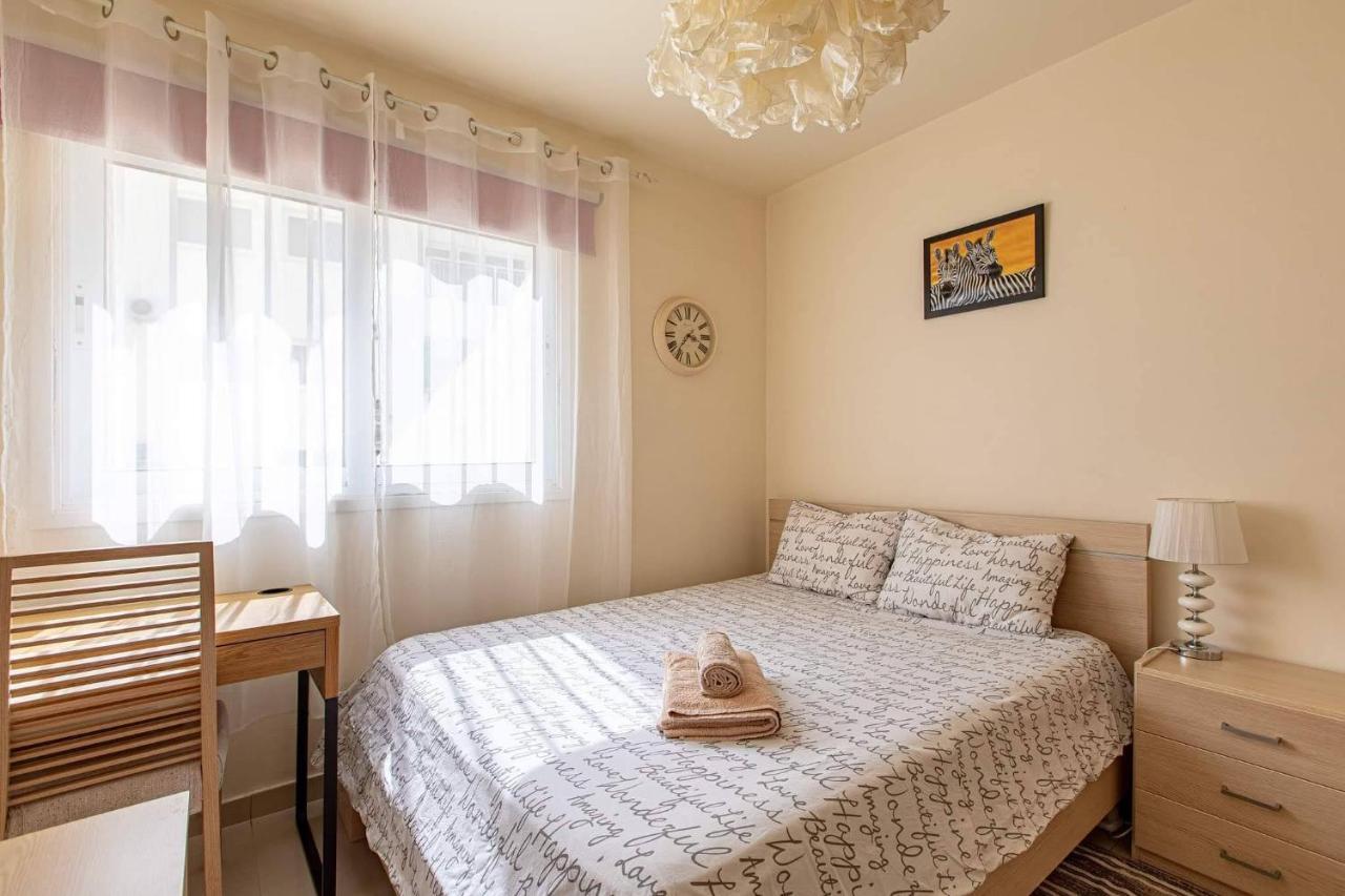 Lovely Bedroom In Shared Apartment Oroklini Exterior foto