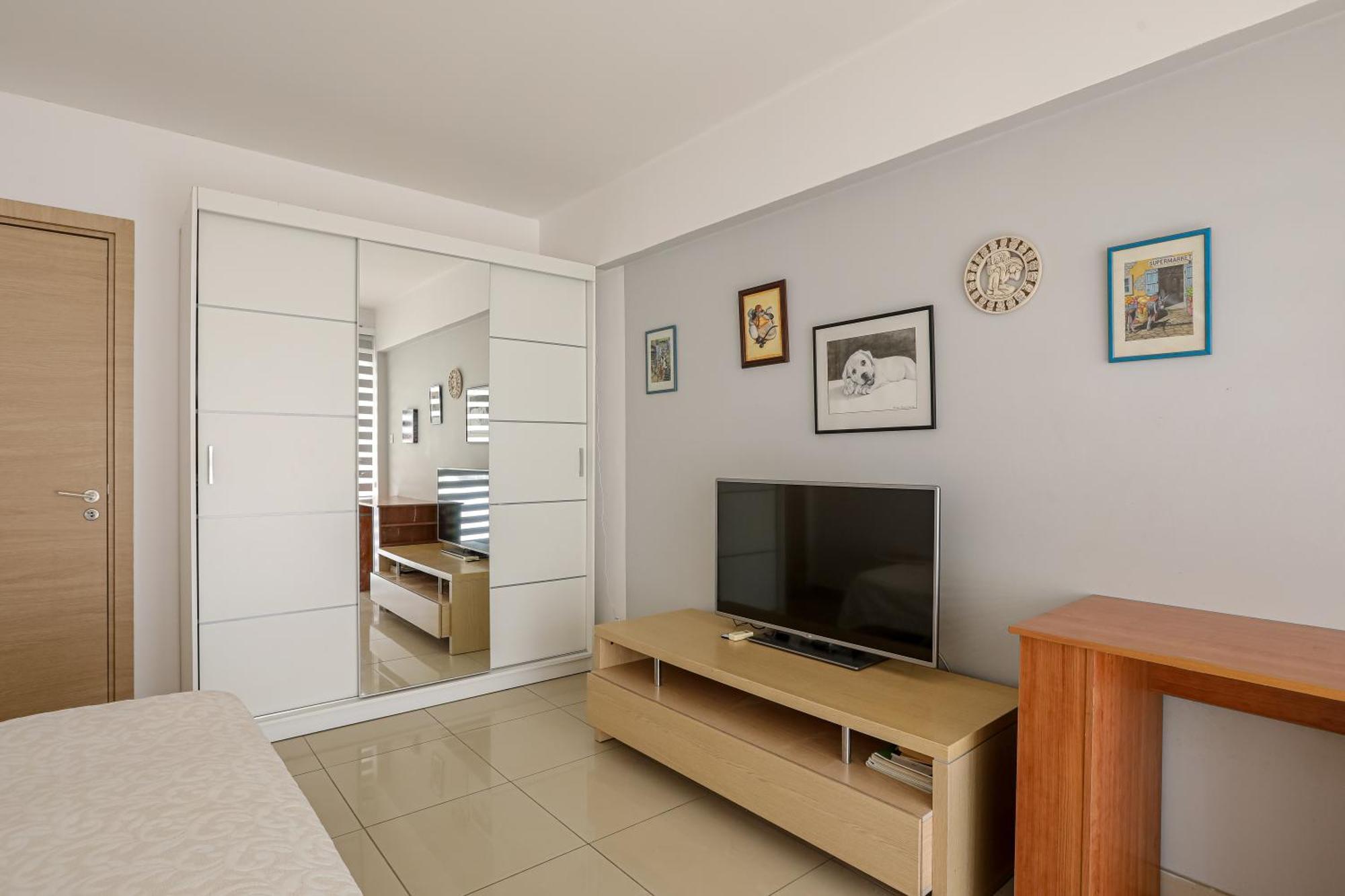 Lovely Bedroom In Shared Apartment Oroklini Exterior foto