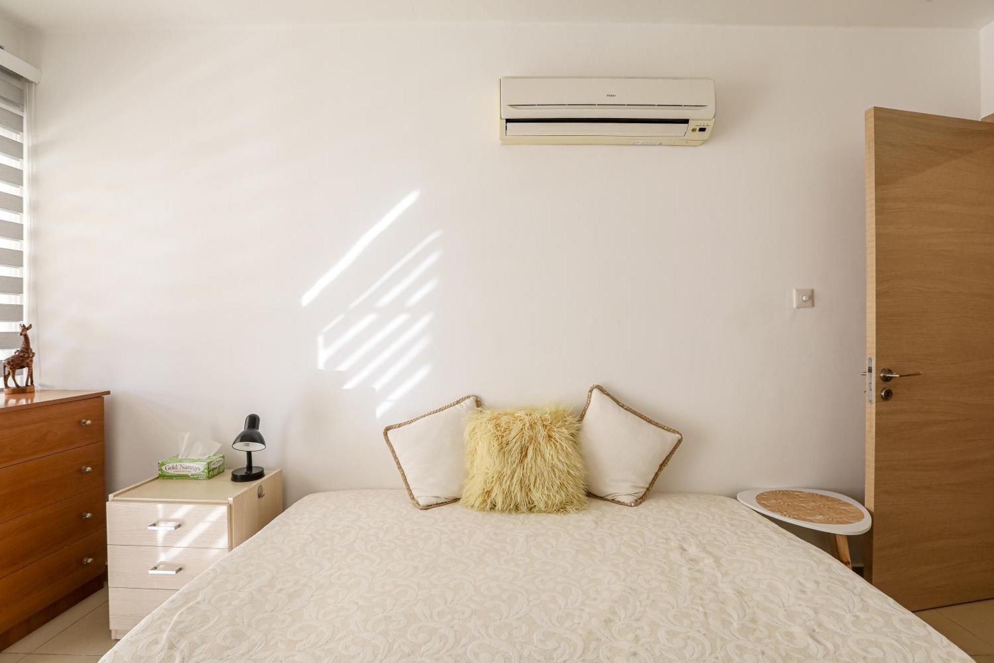 Lovely Bedroom In Shared Apartment Oroklini Exterior foto
