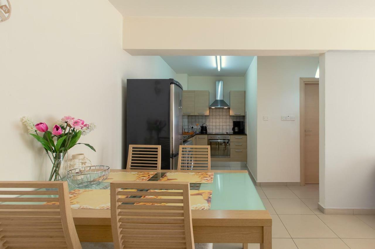 Lovely Bedroom In Shared Apartment Oroklini Exterior foto